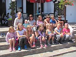 050-deti pred bojovkou.JPG